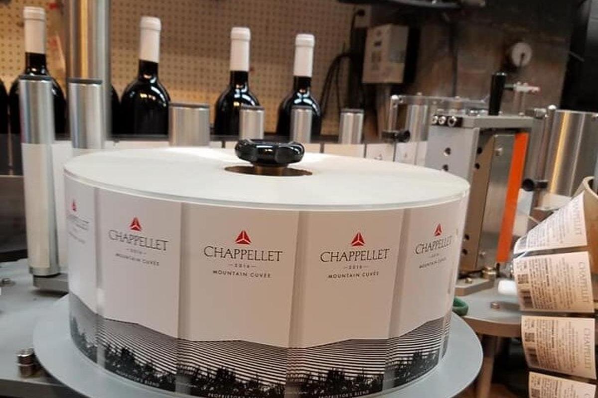 una macchina con bottiglie di vino su un tavolo