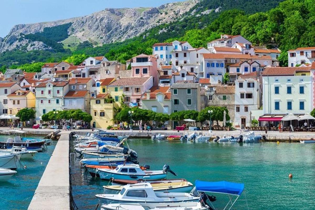 Un grupo de barcos están atracados en un puerto