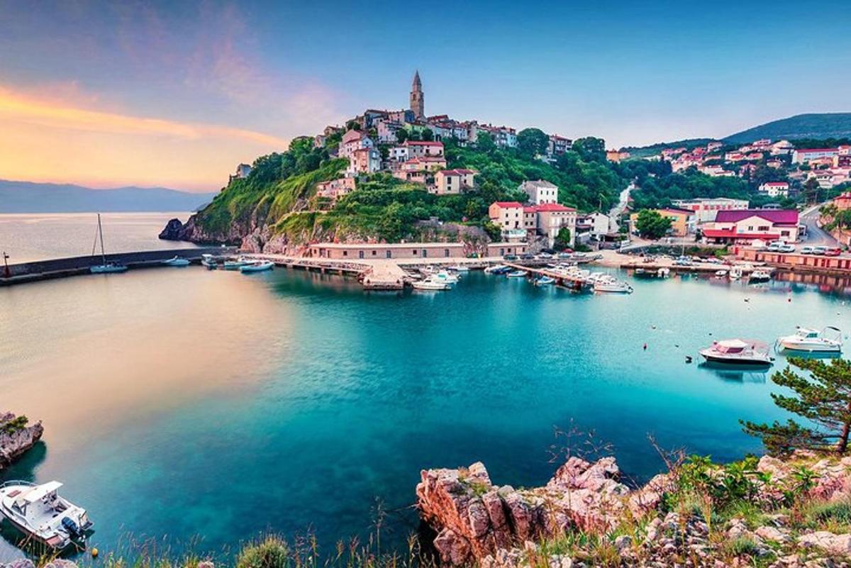 una vista di un porto con barche in acqua