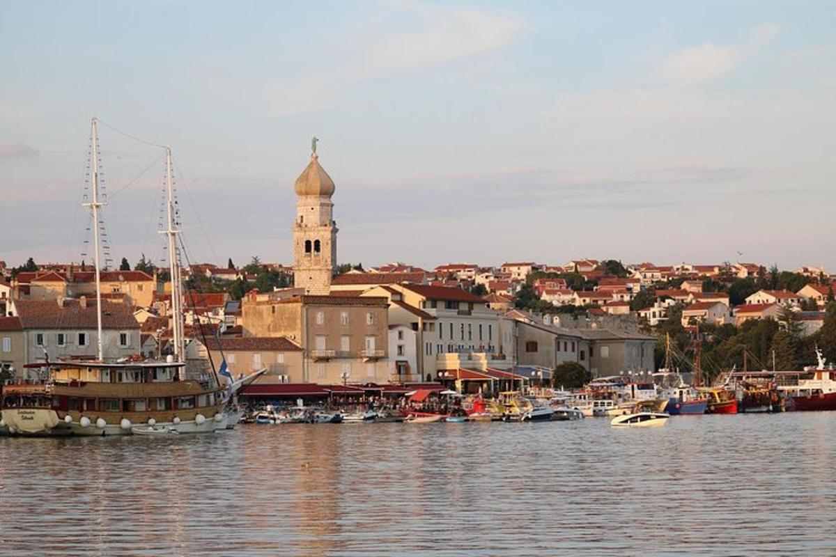 una ciudad con un puerto con barcos en el agua