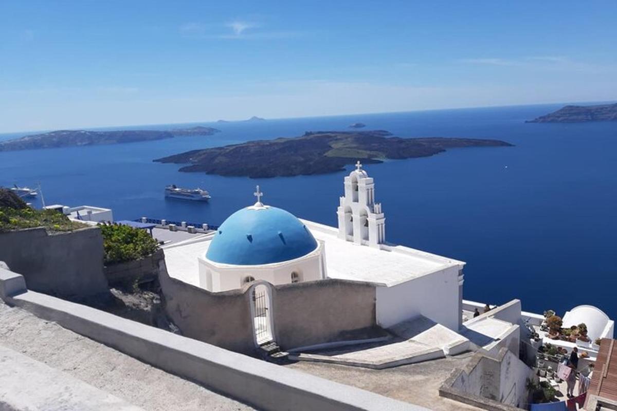 en kirke med en blå kuppel på toppen av havet