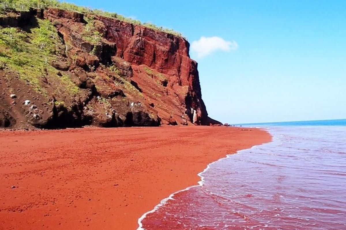 pantai dengan pasir merah dan tebing yang besar