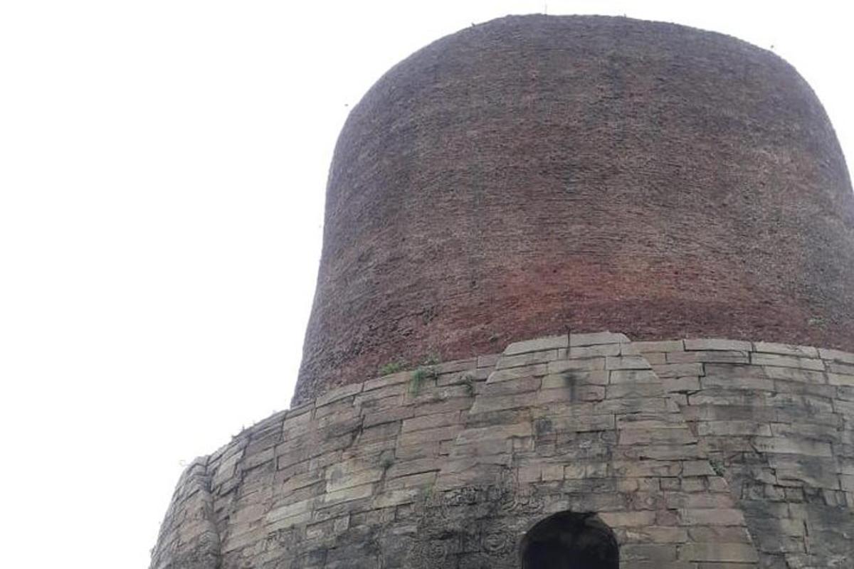 menara tinggi dengan menara bata