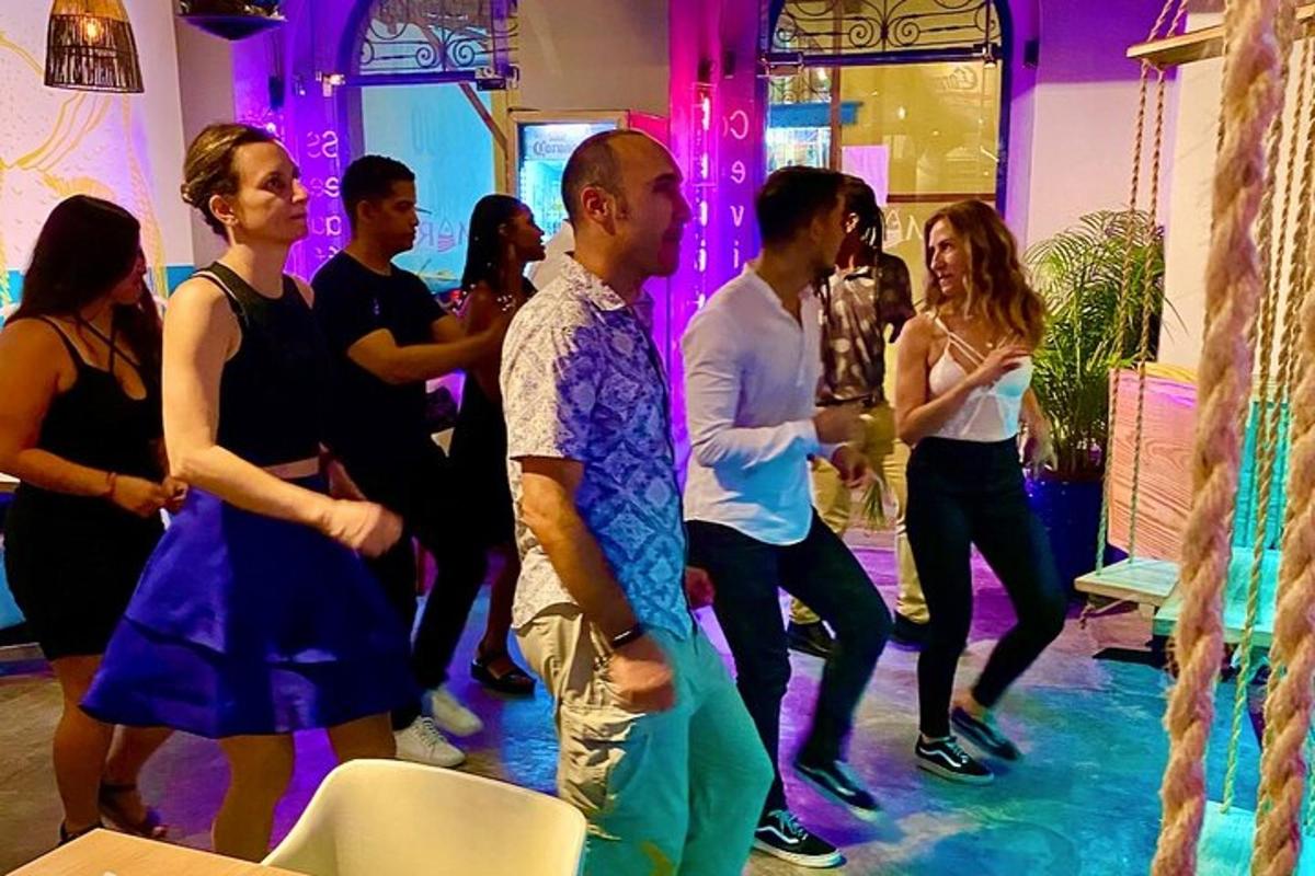 en gruppe mennesker som danser på en fest