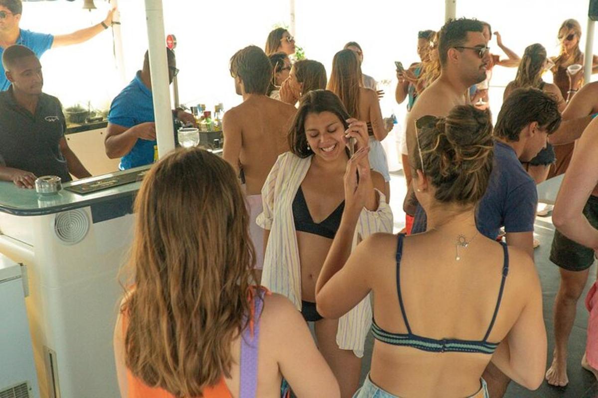 un gruppo di persone in piedi davanti a uno specchio