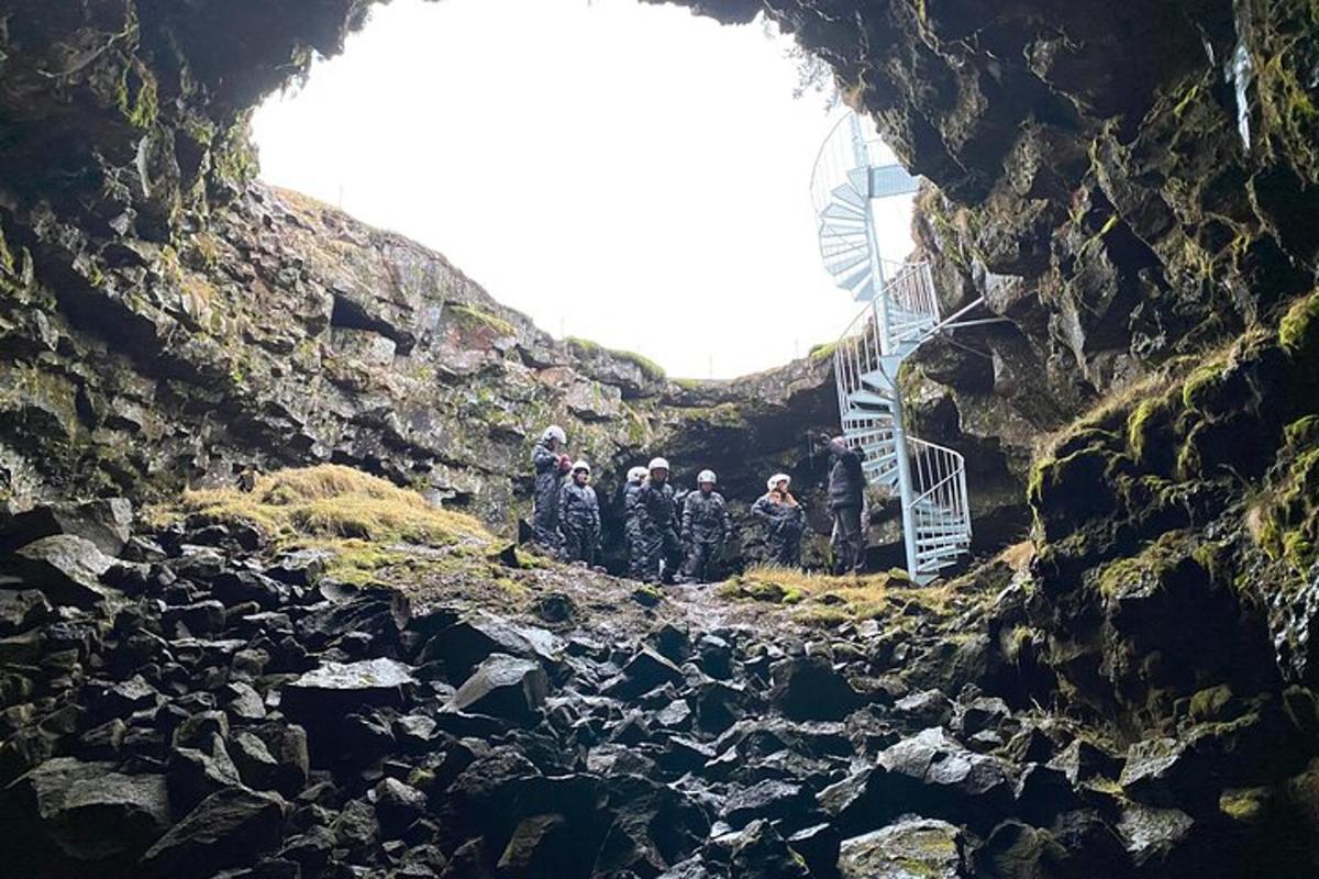 um grupo de pessoas em pé em uma caverna
