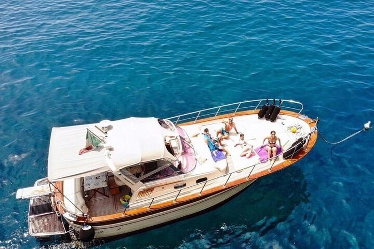 un gruppo di persone su una barca in acqua