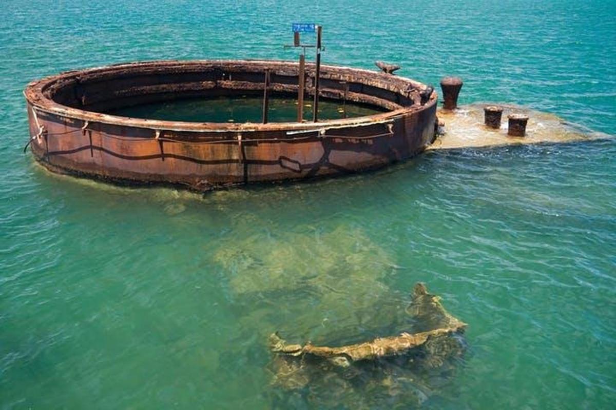 stará vana ve vodě v oceánu