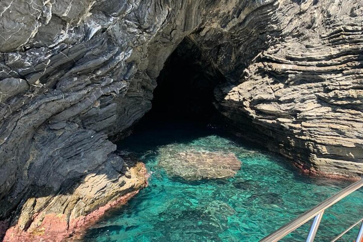 una cova amb un bassal d'aigua a dins
