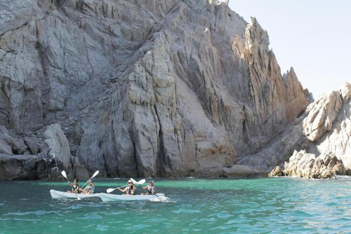 un grupo de personas en un bote en el agua