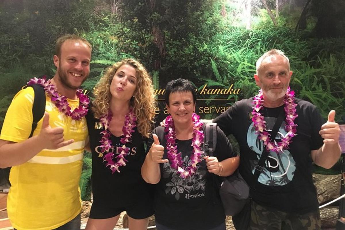 um grupo de pessoas fazendo sinal de positivo