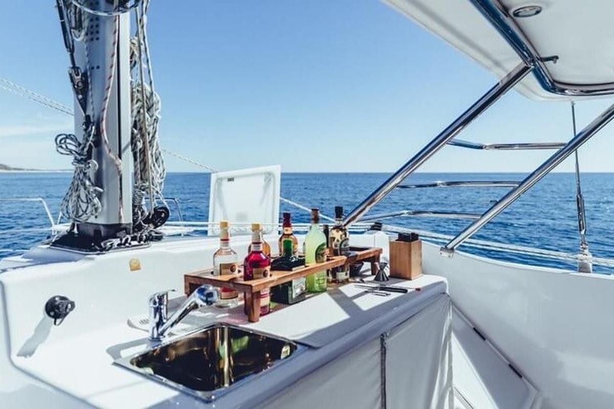 un bar su una barca in acqua