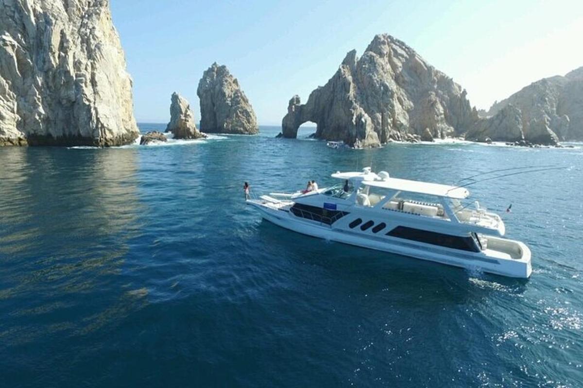 una barca bianca nell'acqua vicino ad alcune rocce