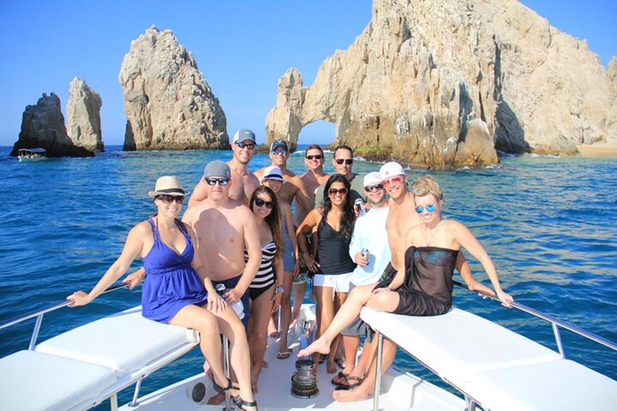 un gruppo di persone su una barca in acqua