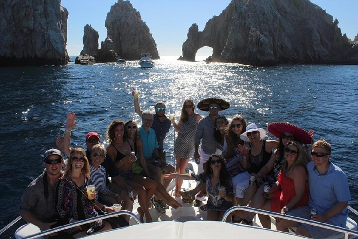 um grupo de pessoas em um barco na água