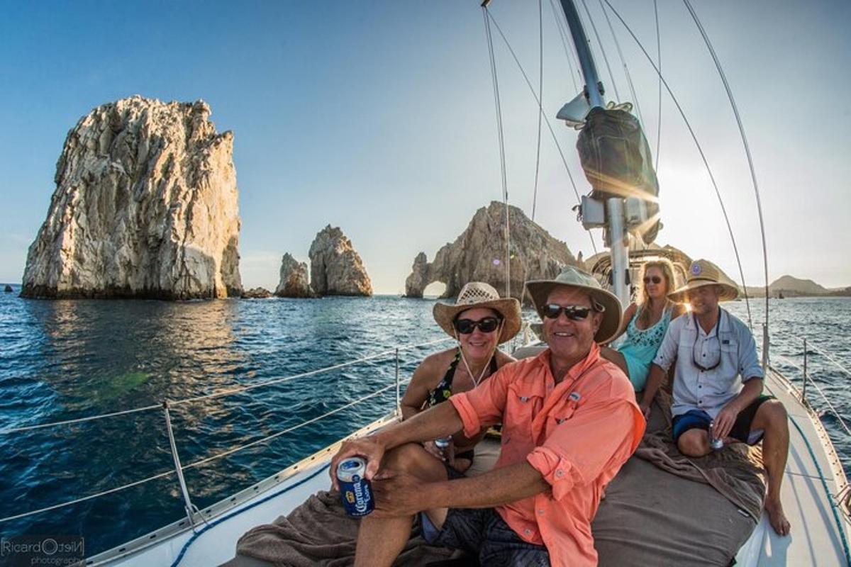 un gruppo di persone sedute su una barca in acqua