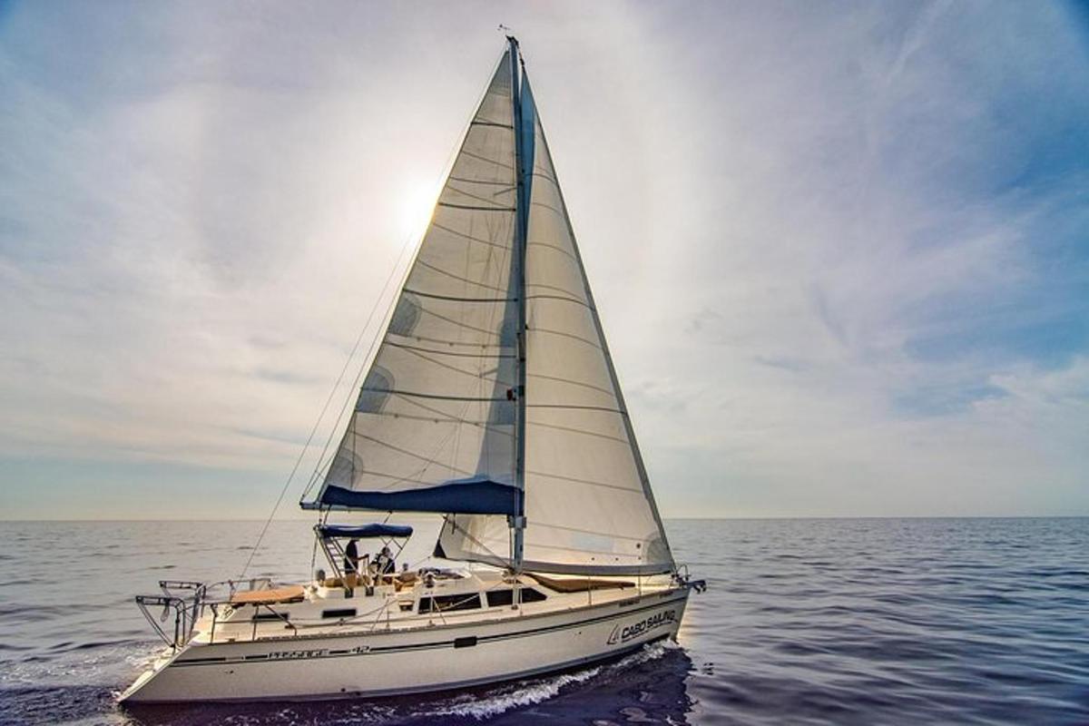 una barca a vela in acqua sull'oceano