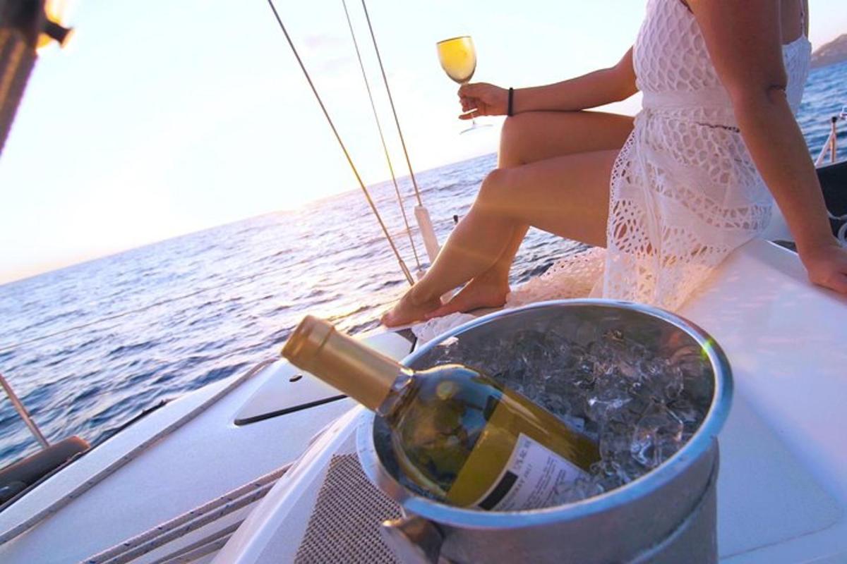 una donna seduta su una barca con un bicchiere di vino