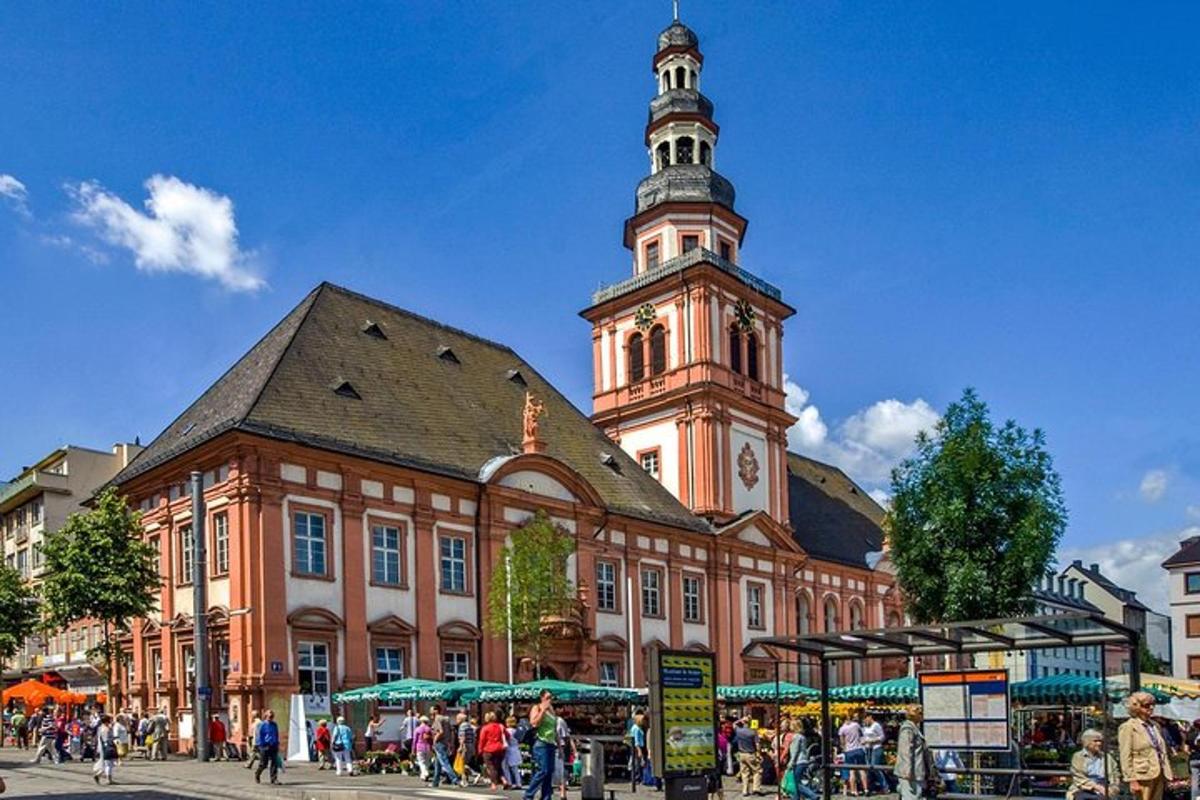 um grande edifício com uma torre do relógio no topo