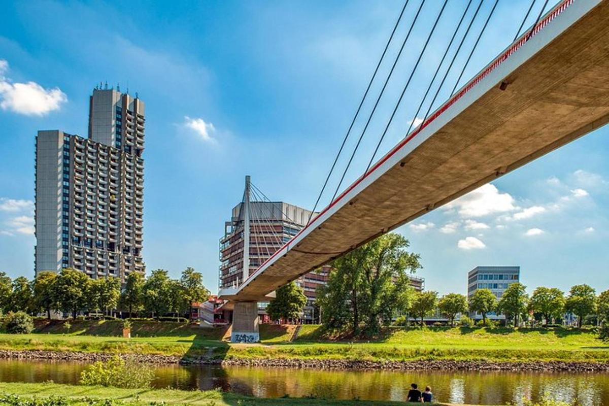 uma ponte sobre um rio em uma cidade com edifícios