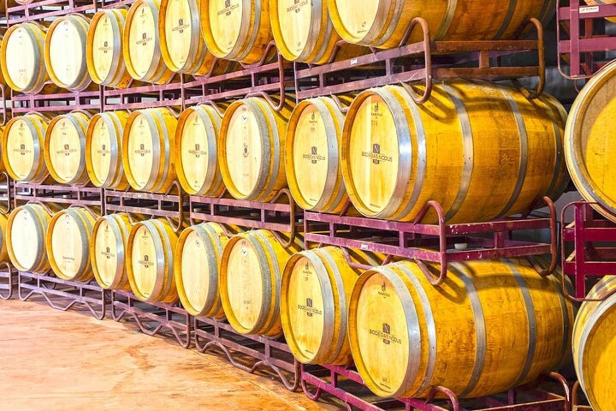 un mucchio di barili allineati in un magazzino