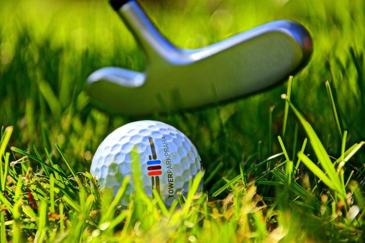 golfipall istub murul golfikepi kõrval