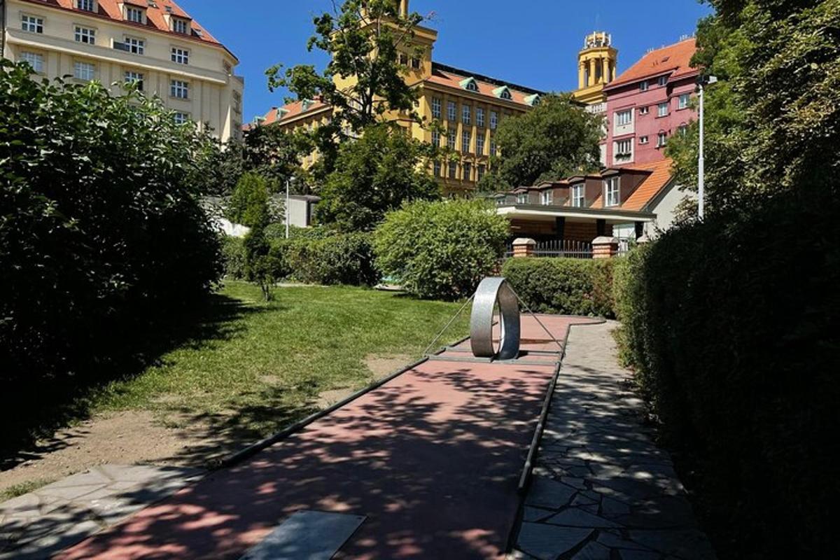 kõnnitee pargis, mille taustal on hooned