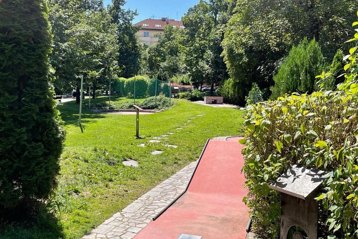 un parque con un banco en un parque