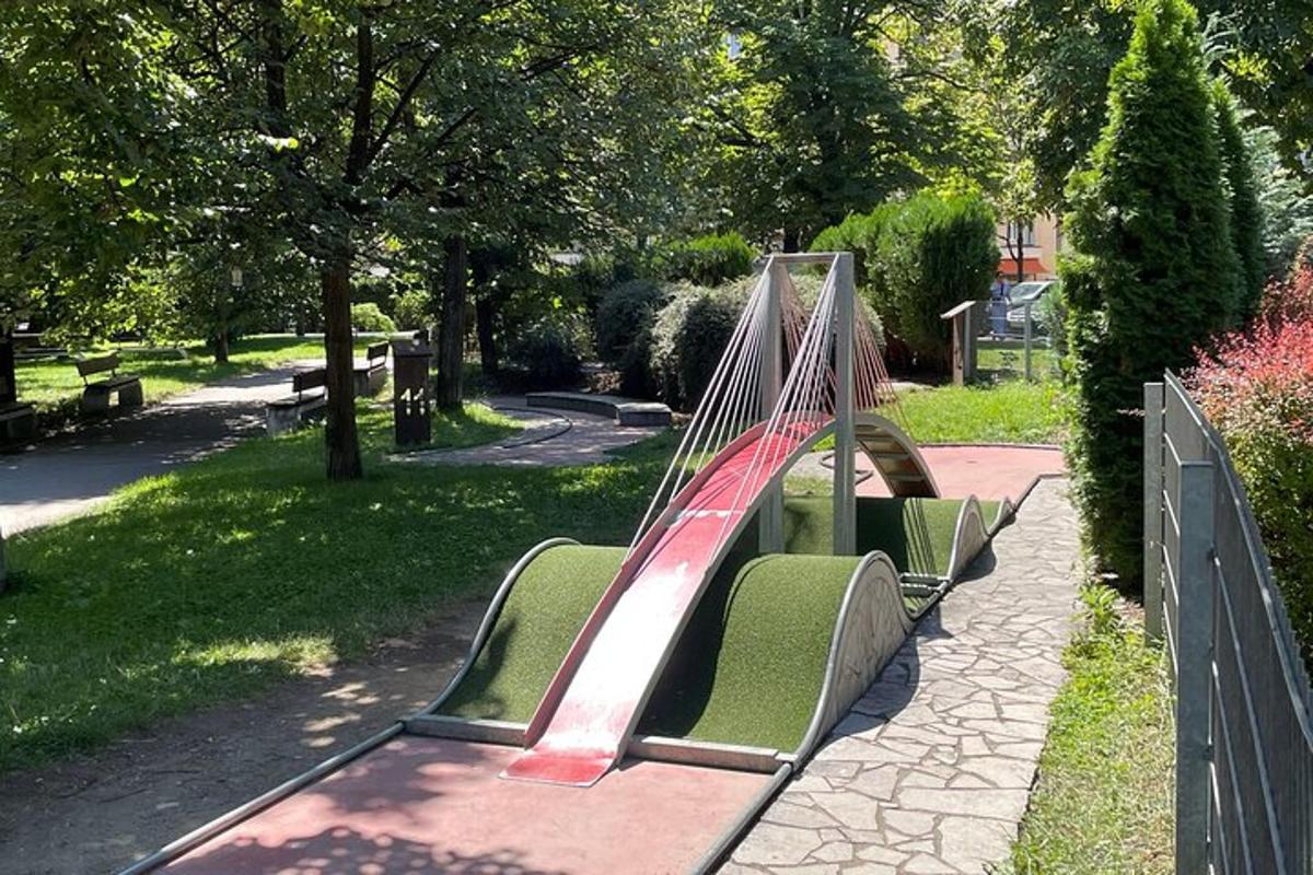 un patio de recreo con un tobogán en un parque