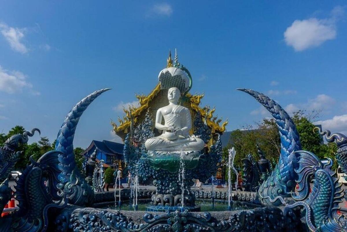egy nagy Buddha-szobor, amely egy szökőkútban ül