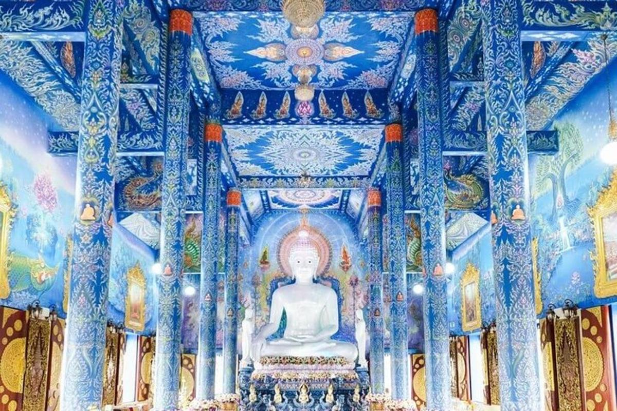 велика статуя Будди в синій кімнаті