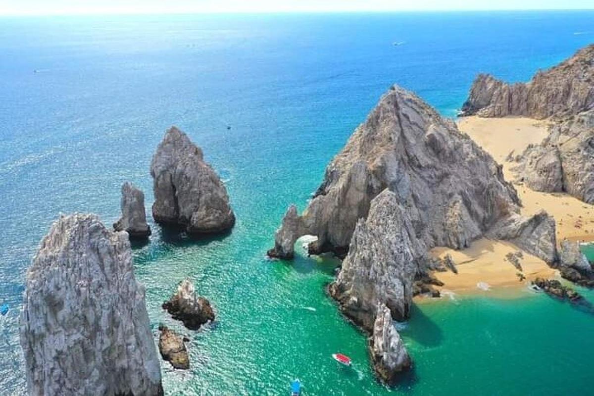 eine Luftaufnahme eines Strandes mit Felsen im Wasser
