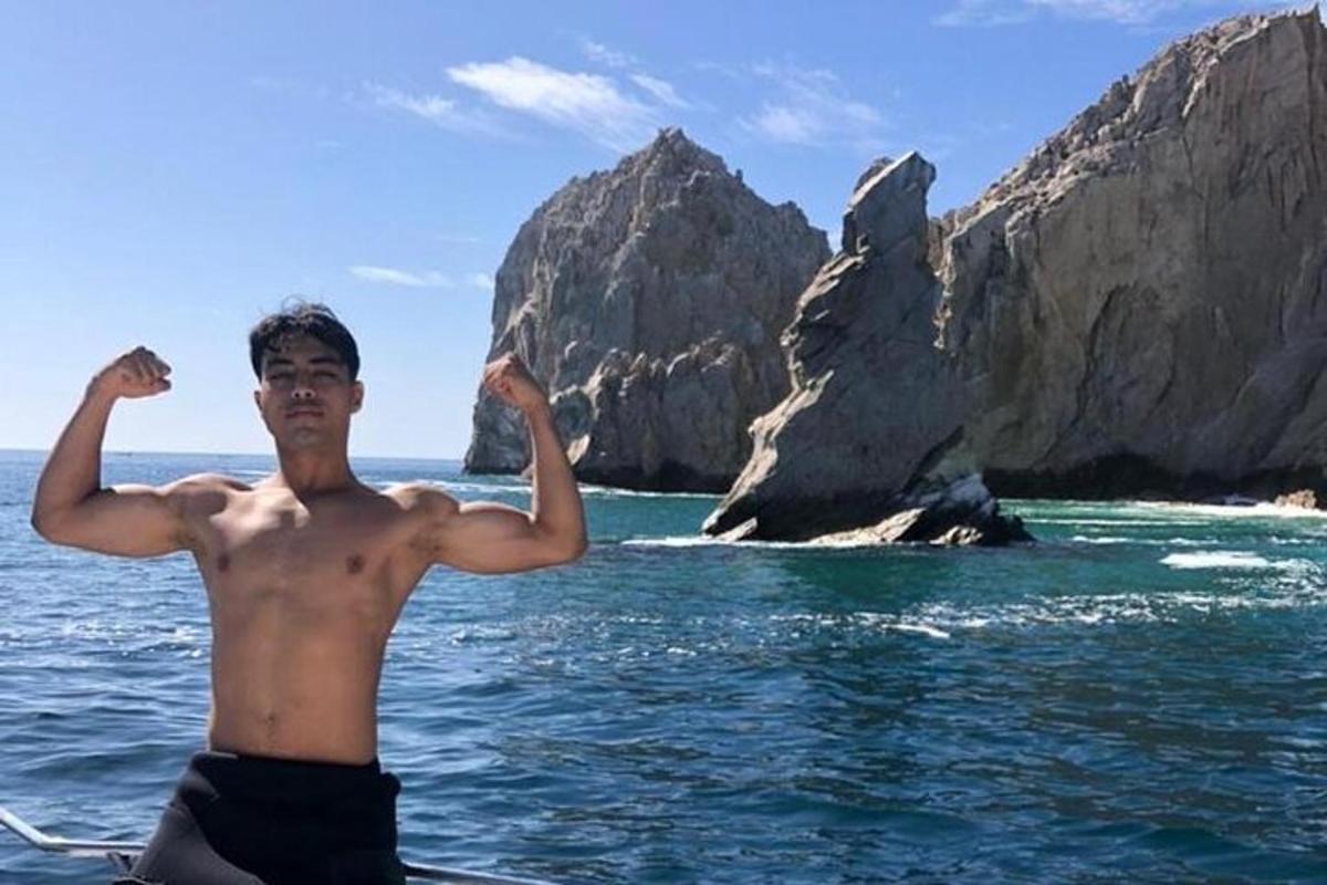 ein Mann, der im Wasser im Ozean steht