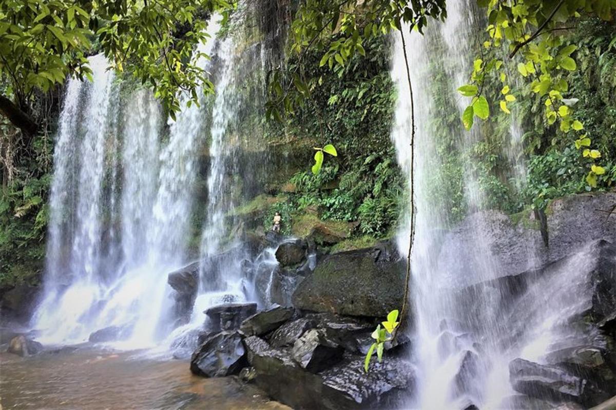 air terjun di tengah-tengah hutan