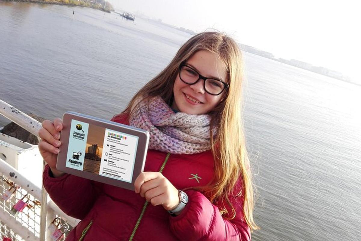 žena držící tablet před vodou