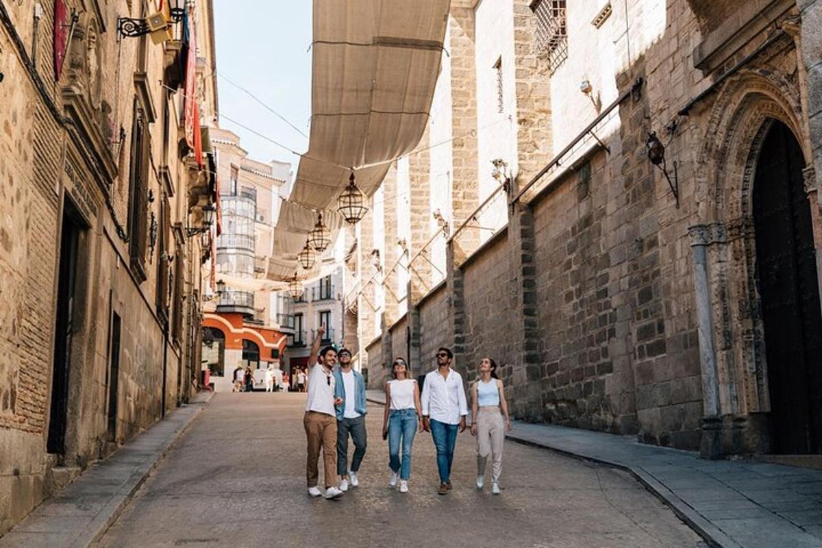un grup de persones caminant per un carrer