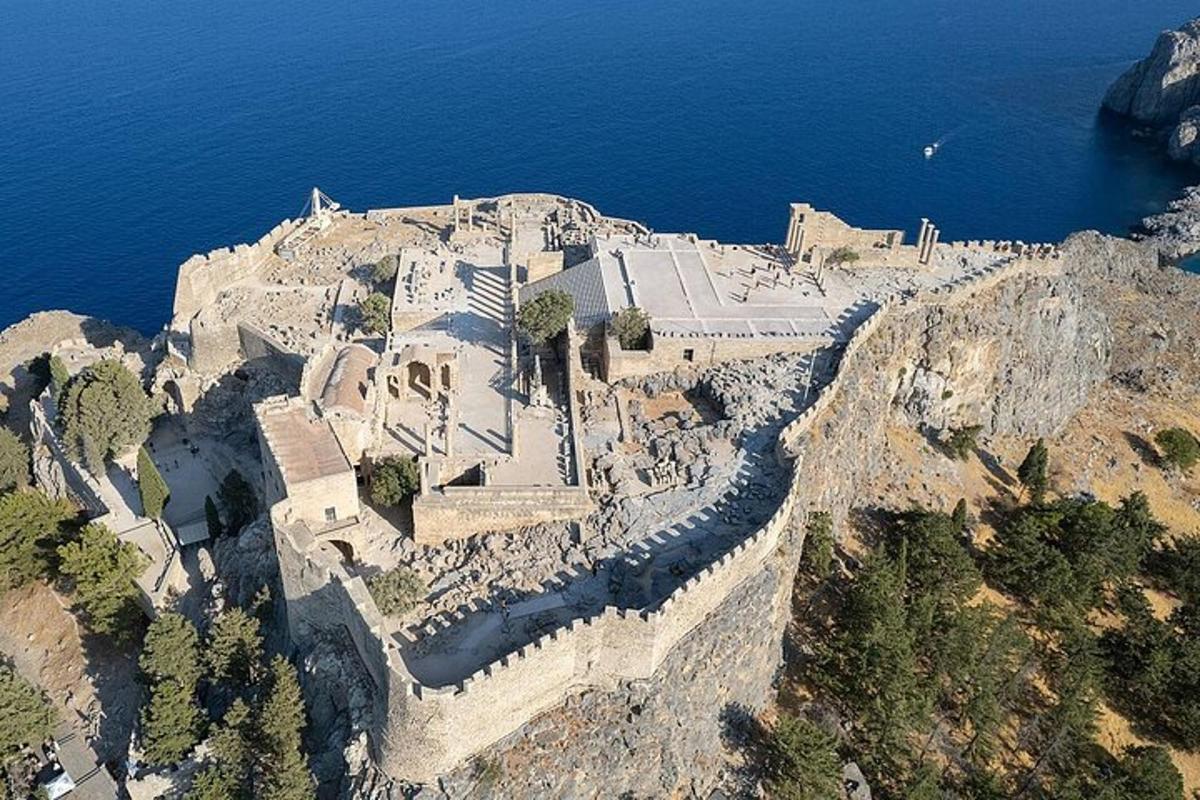 vista aèria d'un edifici en una muntanya al costat de l'aigua