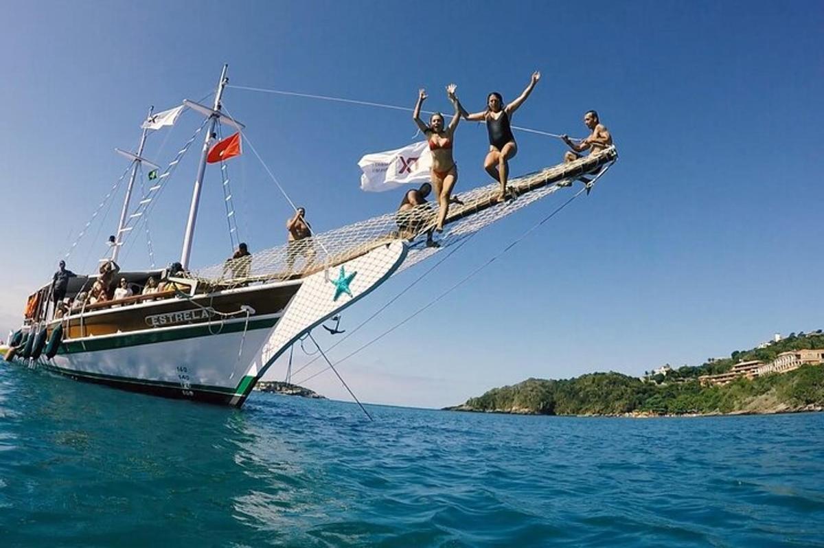 un gruppo di persone che saltano da una barca in acqua