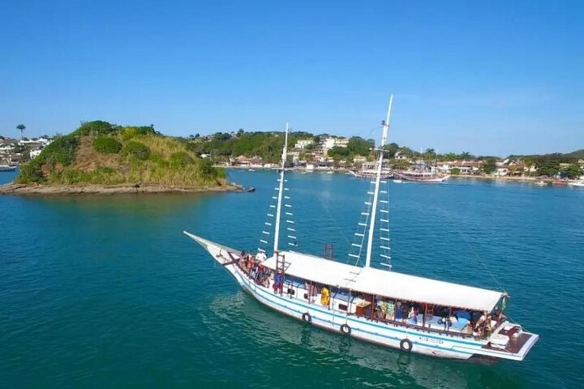 una barca in acqua con un gruppo di persone a bordo