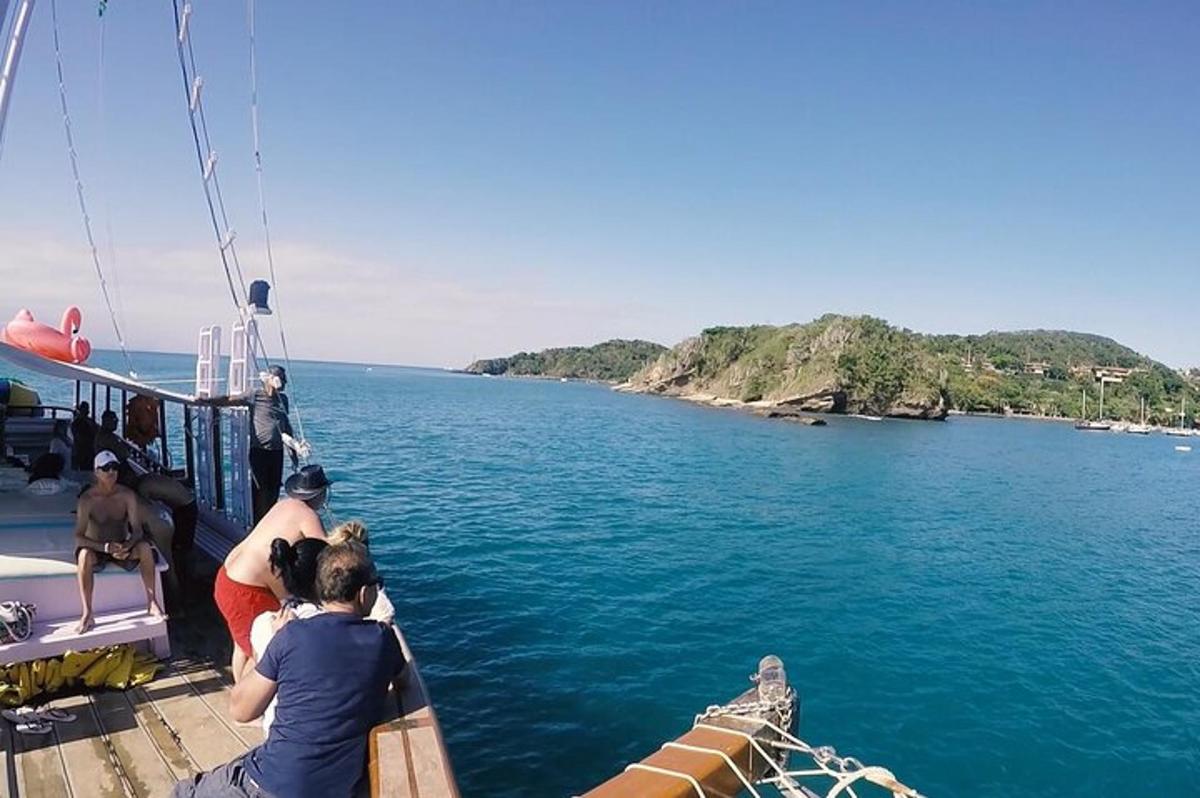 un gruppo di persone su una barca in acqua