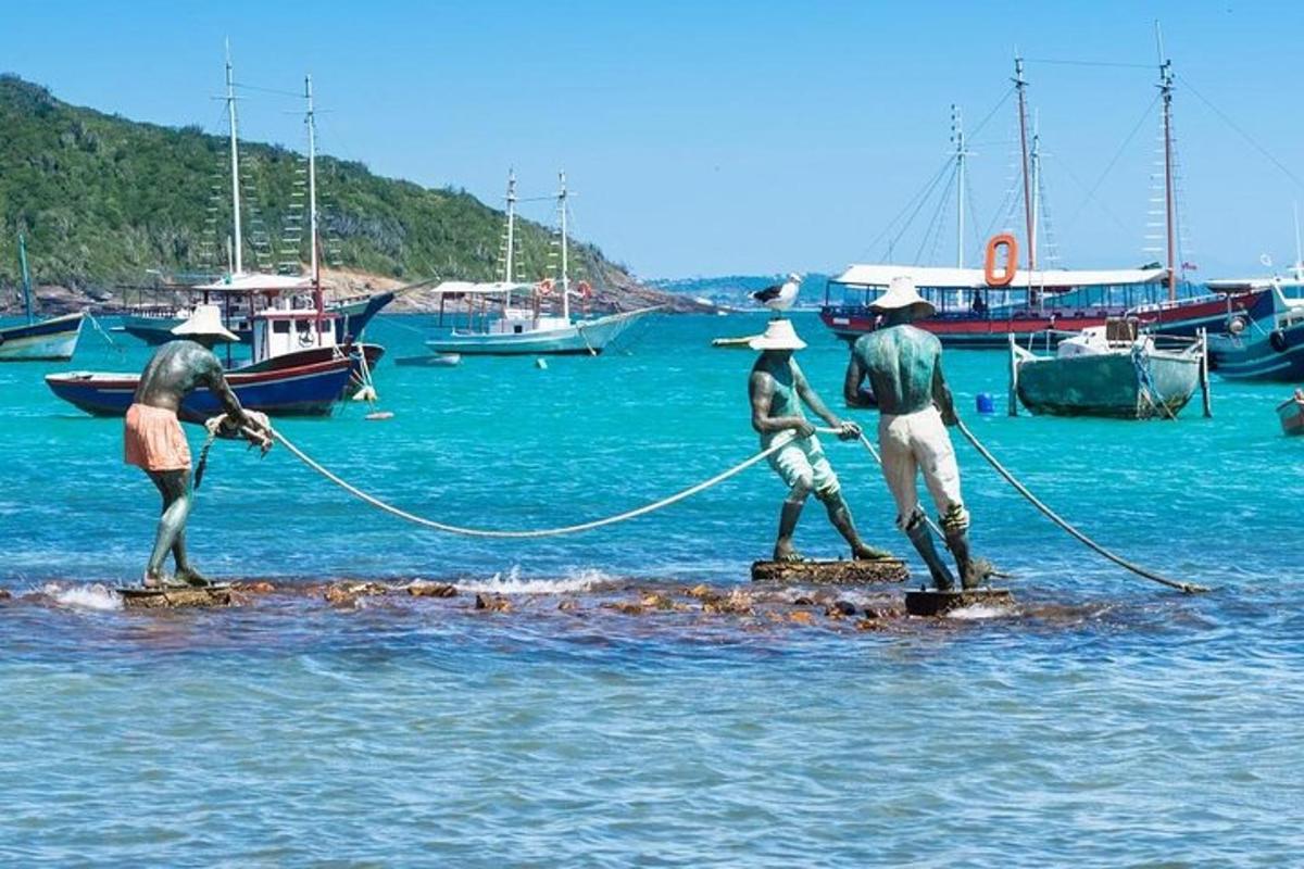 ba người đàn ông trên bè dưới nước cùng với thuyền