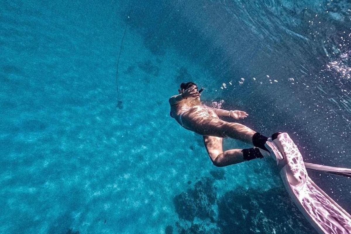 un hombre en una tabla de surf en el agua