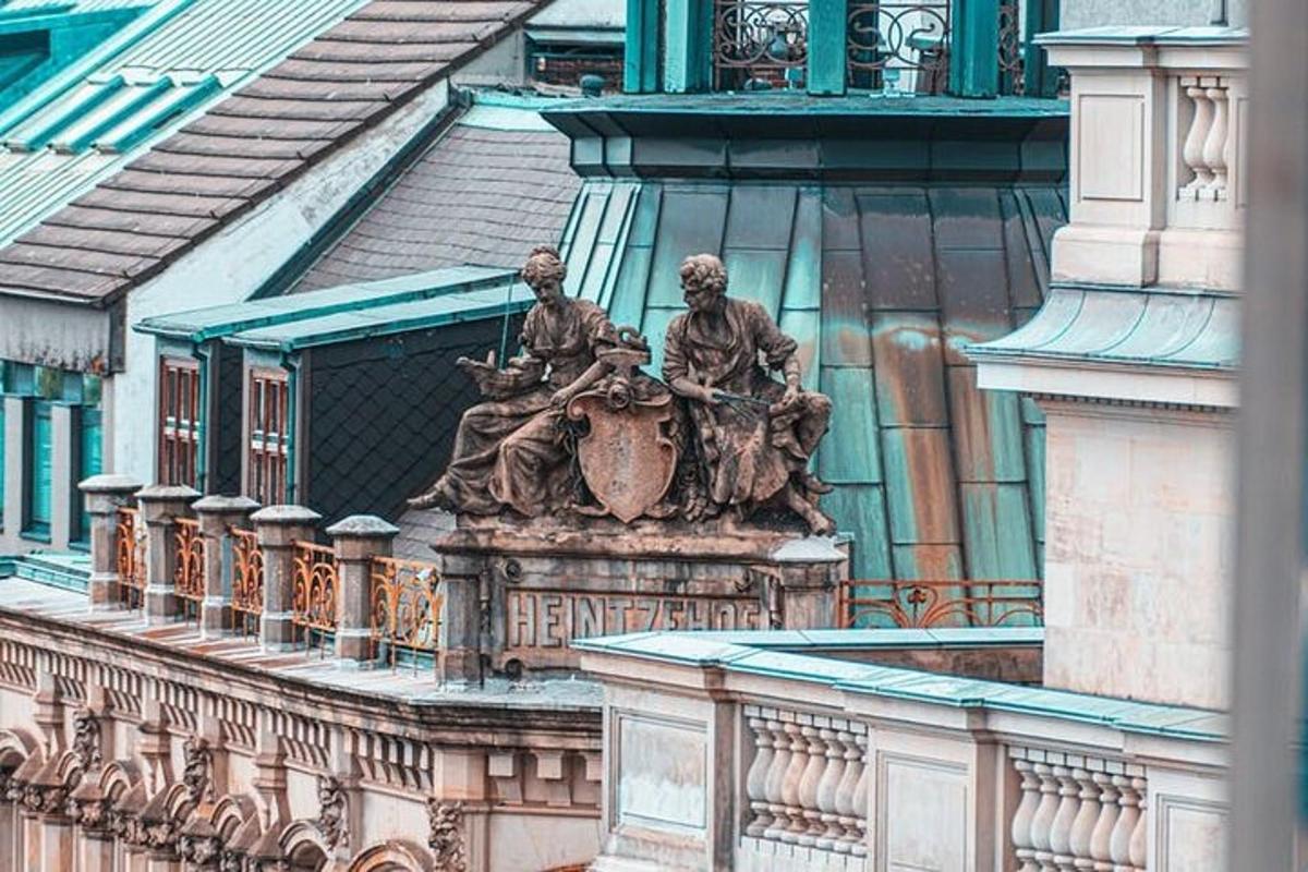 kip dveh ljudi na strani stavbe