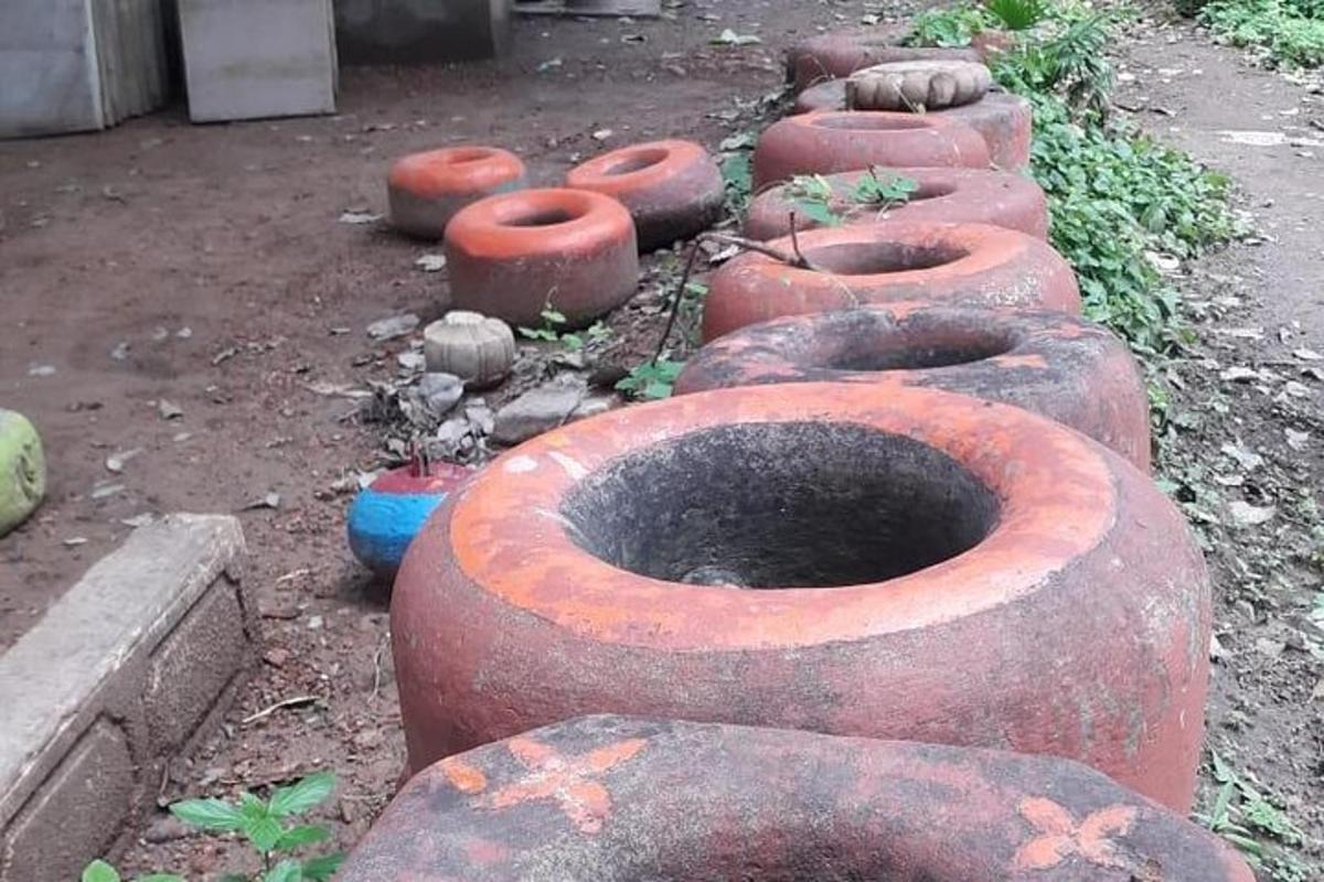 una filera de testos vells i rovellats a terra