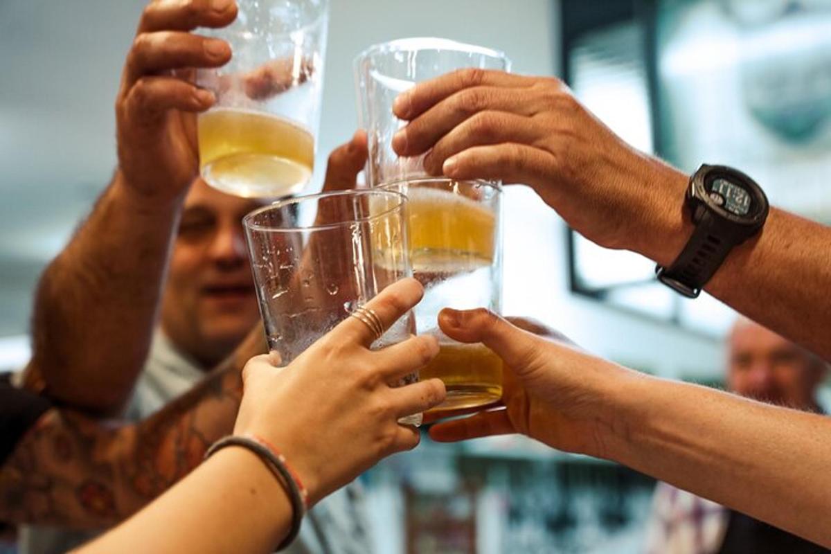 um grupo de pessoas segurando taças de vinho