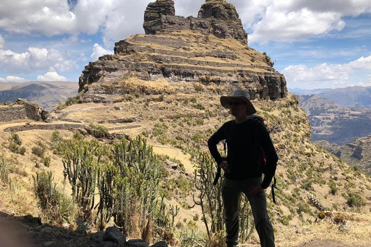 una mujer parada en la cima de una montaña