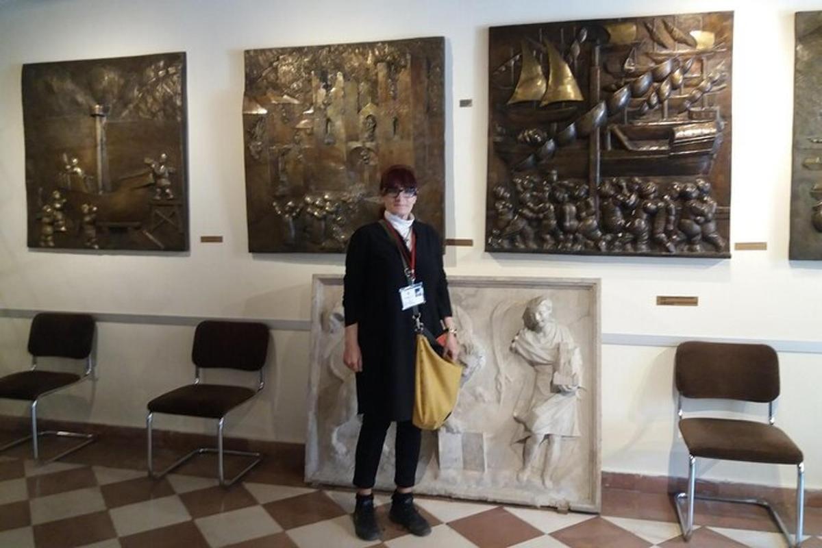 una donna in piedi davanti a un muro con dei dipinti