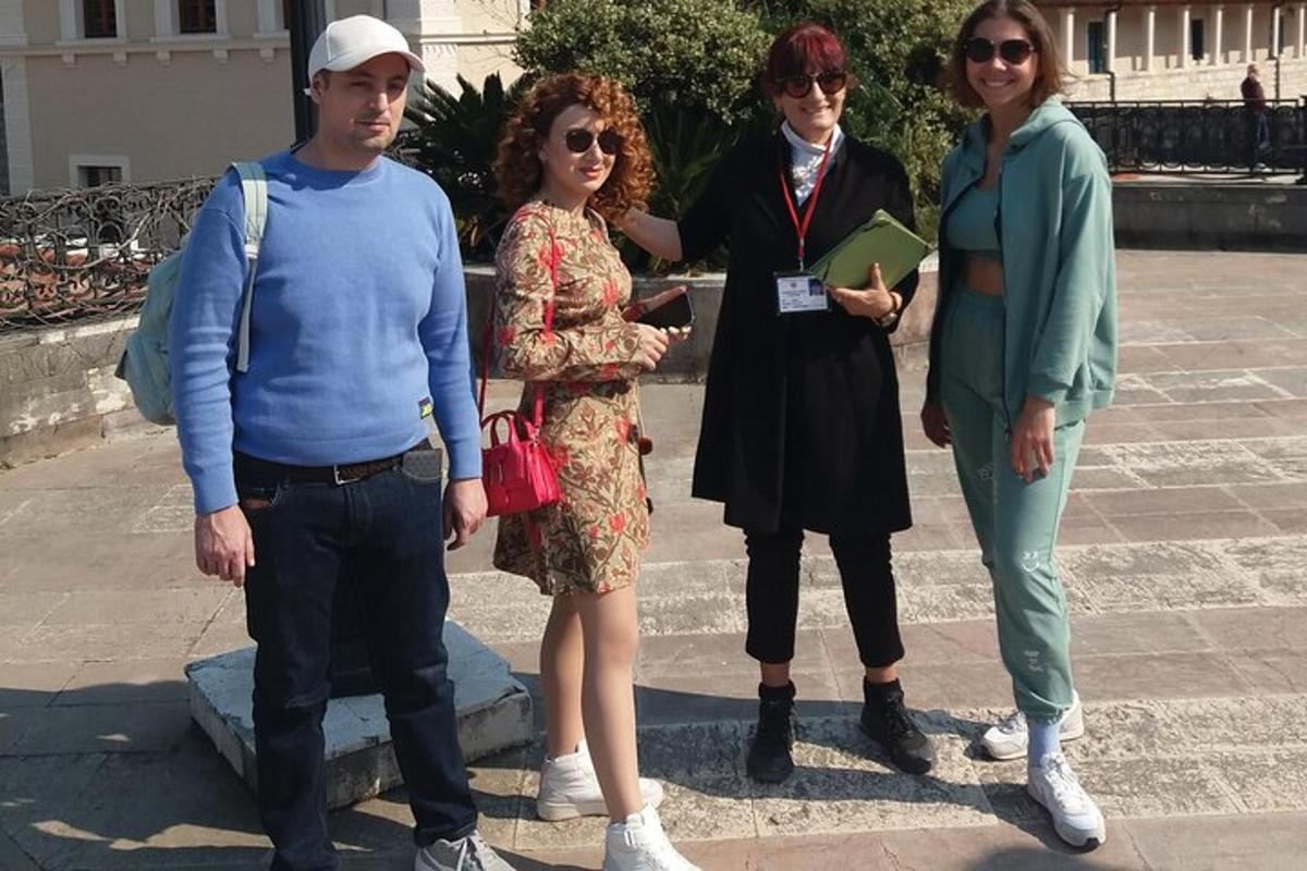 un gruppo di persone in piedi una accanto all'altra