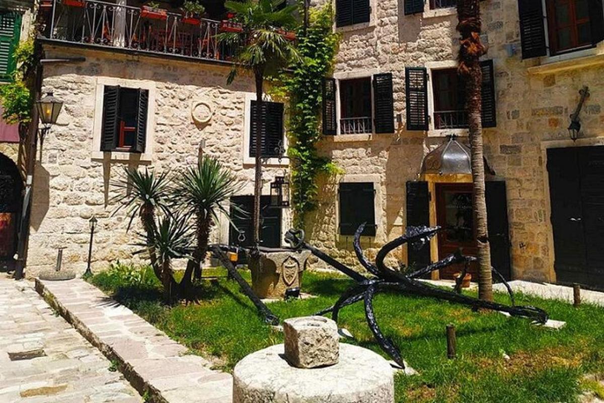 una statua nell'erba di fronte a un edificio