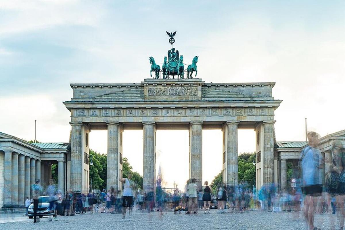 un grande edificio con una statua di fronte